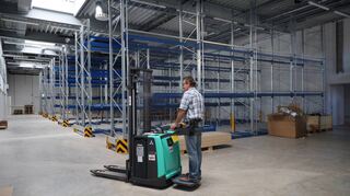 Die Hochregale für die Materialwirtschaft stehen bereits im Inneren der großen Lagerhalle.