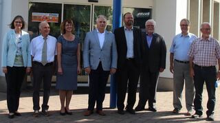 Die Verantwortlichen der Volksbank (von links) freuen sich über das Jubiläum: Karin Fleischer, Hans Slama, Heike Kohler-Mackert, Rainer Kehl, Reiner Kistner, Willi Müller, Klemens Scheuermann und Alois Friedel.