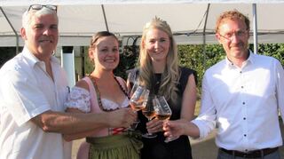 Offiziell eröffnet wurde das Weindorf durch (von rechts) Bürgermeister Marcus Wessels, die Taubertäler Weinkönigin Michaela Wille, die Wittighäuser Weinprinzessin Jasmin Edelmann und den Gerhard Bachert.