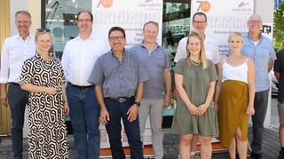 Beim Jubiläumsfest (von links): Werner Fritz (Geschäftsführer Jugendhilfe Creglingen), Tanja Rygiel (SBBZ Lauda), Bürgermeister Dr. Lukas Braun, Joachim Matthey (ehemaliger Geschäftsführer JHC), Henry Evans (Jugendamt), Nikola Witter (TG-Leiterin), Thomas Schwarz und Eleonara Brunkardt (ehemalige TG-Leiter), Michael Ebert (Bereichsleiter Mobile Hilfen) sowie Martin Bartholme (ehemaliger TG-Leiter).