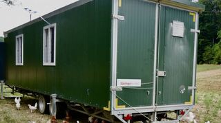 Die Hühner verfügen durch ihre Farmermobile über eigene „Wohnwagen“.