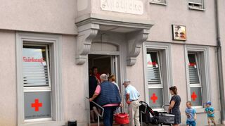 Von Montag bis Samstag öffnet der Lebensmittelladen „Fairkauf“, den der DRK-Kreisverband Buchen von der Caritas übernommen hat, seine Pforten, so dass Bedürftige dort einkaufen können. Derzeit fehlt es insbesondere an haltbarer Ware, wie Nudeln, Reis und Mehl.