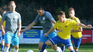Das wird wieder ein richtig heißer Kampf – wenn der VfR Uissigheim (gelbe Trikots) und der FV Lauda in der Landesliga Odenwald aufeinandertreffen.