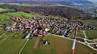 Löffelstelzen aus der Vogelperspektive mit dem markanten Sendeturm des SWR im Vordergrund. Seit der Eingemeindung 1972 nach Bad Mergentheim hat sich die Einwohnerzahl verdoppelt. Heute leben 1120 Bewohner in dem Stadtteil auf der Höhe.