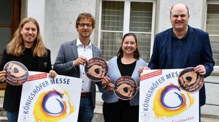 Die Messetaler für die Königshöfer Messe übergaben Martkmeister Jan Raddatz (links) und Christina Ort an Thomas Landwehr von der Sparkasse Tauberfranken (Zweiter von links) und Michael Wünsch, FN-Marketingleiter (rechts).