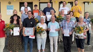 Beim SV Leibenstadt gab es Ehrungen. Das Bild zeigt die geehrten Vereinsmitglieder, Fußballkreisvorsitzenden Horst Saling, stellvertretenden Ortsvorsteher Mathias Becker sowie den Vorstand des SV Leibenstadt.