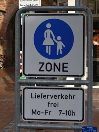 Dieses Schild besagt, dass das Radfahren in der Buchener Fußgängerzone verboten ist.
