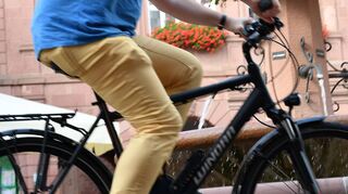 Mit dem Fahrrad durch die Buchener Fußgängerzone: Immer weniger Passanten steigen in der Marktstraße von ihrem Drahtesel ab, obwohl das laut gültiger Vorschrift so geboten wäre.