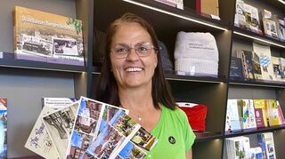Brigitte Hörner von der Tauberbischofsheimer Tourist-Information mit den dort momentan gefragtesten Ansichtskarten.