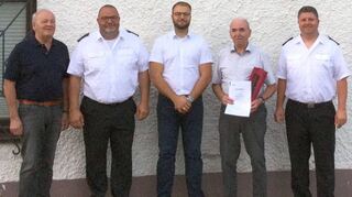 Die Verantwortlichen der Feuerwehr Oberneudorf und Beigeordneter Benjamin Laber (Mitte) ehrten Walter Noe, der seit 65 Jahren Mitglied der Wehr ist.