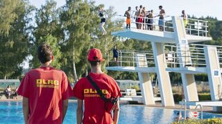 Den Sprungturm im Wertheimer Freibad im Blick.