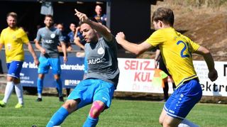 Durchgezogen hat der FV Lauda beim Gastspiel in Uissigheim. Der Meisterschafts-favorit gewann 2:0. Hier schießt Rouven Schmidt aufs Tor.
