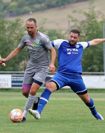 Der SV Wachbach II (in Blau) warf alles rein, unterlag aber mit 1:2.
