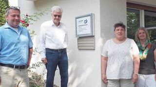Geschäftsführer Thomas Heßdörfer (links) und die Mitarbeiterinnen Barbara Meuschel (Dritte von links) und Marion Schenk freuen sich mit den Vorsitzenden der Lebenshilfe Main-Tauber-Kreis, Benjamin Czernin (rechts), und Jörg Hasenbusch über das neue Domizil des Betreuungsvereins im Kirchweg 5 in Tauberbischofsheim.