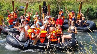 Eine unterhaltsame Schlauchbootfahrt auf der Tauber gestaltete die Külsheimer DLRG-Jugend für die Ferienkinder.