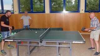 Seit 50 Jahren besteht der DJK TTC Kreuzwertheim und vermittelt Spaß am Tischtennis. Darüber freuen sich (von links) Mario Schumacher, Michael Zimmermann und Landolin Platz.