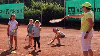 Handhabung des Schlägers und Umgang mit dem Ball lernten die Teilnehmer am Ferienprogramm beim TC Götzingen.
