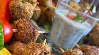 Einfach herzustellen: Mit frischem Gemüse und einem Joghurt-Dip sind Falafel-Bällchen eine herzhafte Leckerei.