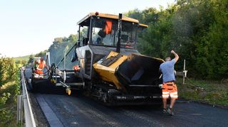 Nach Plan läuft die Sanierung des Teilstücks der B 290. Zwischen Gerlachsheim und Lauda wird aktuell die Asphaltschicht eingebracht.
