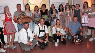 Im Vorfeld des „Schüpfer Weinfestes“ fand am vergangenen Wochenende die traditionelle Weinprobe statt. Mit von der Partie waren dabei die bisherige Weinkönigin Leonie Roth sowie ihre neu gewählte Nachfolgerin im Amt, Anna Lena Graf.