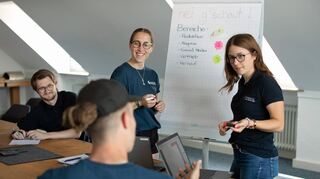 Marian Schmitt (links), Nina Trabold (Zweite von rechts), Juliana Frei (rechts) und Joshua Kahl arbeiten fleißig an der Zweitauflage von „nei g’schaut“.