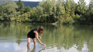 Hygienekontrolleurin Stefanie Leuchtweis bei der Entnahme der Wasserprobe aus dem Mondsee bei Mondfeld.