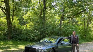 mid Düsseldorf - Oase: mid-Autor Lars Wallerang entspannt nach einer Probefahrt mit dem Bentley Flying Spur.