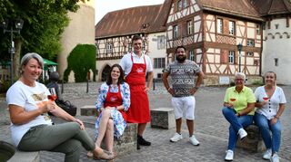 Der Platz vor dem Schloss verwandelt sich am 2. und 3. September wieder in eine Weinlaube. Groß ist die Vorfreude auf die sechste Auflage von „Wein am Schloss“ bei den Organisatoren: (von links) Jutta Schneider (Taubertalvinothek), Manja Gathof und Theo Steinbach („Theos Mobiles Bistro“), Vishal Sharma (Vimo’s) sowie Claudia Wölpper-Murphy (Weinagentur aus Tauberbischofsheim) und ihre Tochter Clara.