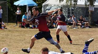 Vollen Einsatz zeigten die Teams beim zweitägigen Finsterlohrer Fußball-Jedermannturnier. Im Bild eine Szene aus der Partie Imperium gegen SSC Neubronn, das Neubronn im Elfmeterschießen gewann.