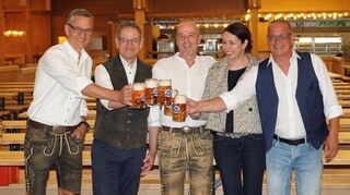 Erfolgreiche Messebier-Probe mit (von links): Brauerei-Inhaber Johannes Faust, Bürgermeister Bernd Kahlert, Festwirt Mathias Hofmann mit Ehefrau Karoline Hofmann, sowie Diplom-Braumeister Stefan Falk.