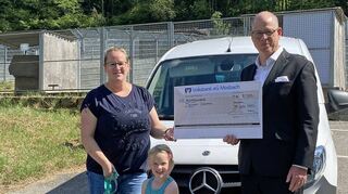Stefanie Lörsch, Vorsitzende des Tierschutzvereins, mit Tochter und Vorstand Holger Engelhardt bei der Spendenübergabe.