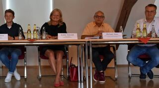 Bei der Pressekonferenz zu den Auswirkungen des VGH-Urteils nahmen Bürgermeisterin Anette Schmidt und der Leiter des Kommunal- und Rechtsamts der Landkreisverwaltung Stellung.