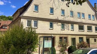 Direkt am Le Plessis Bouchard-Platz befindet sich der ehemalige „Hirschen“. Das Traditionsgasthaus soll verkauft werden.