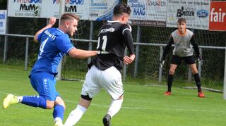 Die Eintracht aus Walldürn (blaue Trikots) wird kämpfen müssen, um gegen den SV Osterburken zu bestehen.