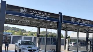 Das Landratsamt hat die Wasserentnahme aus oberirdischen Gewässern eingeschränkt. Waschanlagen, wie „Maxklusiv Carwash“ im IGO sind noch geöffnet.