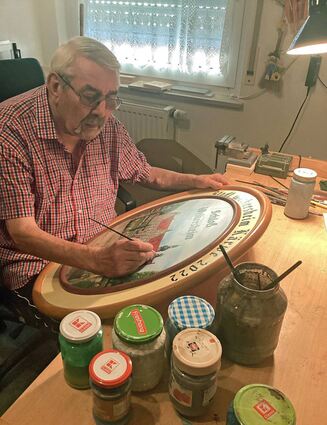 Beim Schloss-Motiv sind ruhige Hand und Fingerspitzengefühl gefragt: Bernd Hellstern in seiner Igersheimer Malerei- und Schnitzwerkstatt.