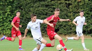Der TSV Mudau (rote Trikots) hielt sich gegen den favorisierten FV Mosbach achtbar, doch am Ende stand eine 1:3-Niederlage, die auch den Kräfteverhältnissen entsprach.