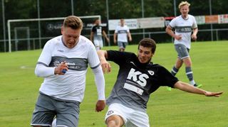 Der FC Bödigheim (weißes Trikot) war gegen den FC Hettingen nicht aufzuhalten und gewann deutlich mit 6:1.
