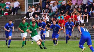 Der FC Külsheim (grüne Trikots) sah gegen den VfR Gerlachsheim schon wie der Verlierer aus, doch dann gelangen ihm in der Nachspielzeit noch zwei späte Treffer zum 2:2.