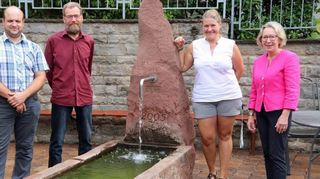 Ortschaftsräte Jürgen Gaukel und Willi Gammerdinger, Ortsvorsteherin Katrin Wölfel und die stellvertretende Bürgermeisterin Susanne Grimm (von links) freuen sich über den neu eingeweihten Dorfmittelpunkt von Bronnacker.