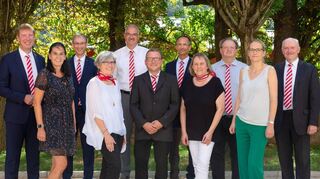 Das Bild zeigt von links: den stellvertretenden Vorsitzenderndes Vorstands, Wolfgang Reiner, Doris Hobler, Michael Ditzenbach, Helga Itzel, Bernhard Schäfer, Bertram Grein, den Bereichsleiter Interne Revision Alexander Bauer, Ariane Baumann, Paul Gölz, die Bereichsleiterin Marktfolge, Tanja Sohns, und den stellvertretenden Personalratsvorsitzenden Elmar Müller (auf dem Bild fehlt Cornelia König).