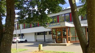 Sanierung kostet Geld: Mit einem Spendenlauf zum Kärweauftakt soll der geplante Umbau des Hallenbads unterstützt werden.