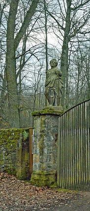 Barocke Figuren wachen über dem Hauptportal des Karlsbergs.