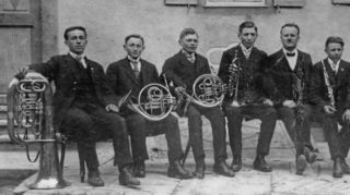 Die Gründungsmitglieder der Musikkapelle Vilchband mit dem Würzburger Musiklehrer Mangold.