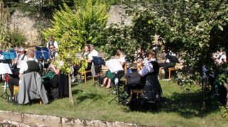 Die Musikkapelle Vilchband bei einem Frühschoppenkonzert im September 2020 im örtlichen Pfarrgarten.