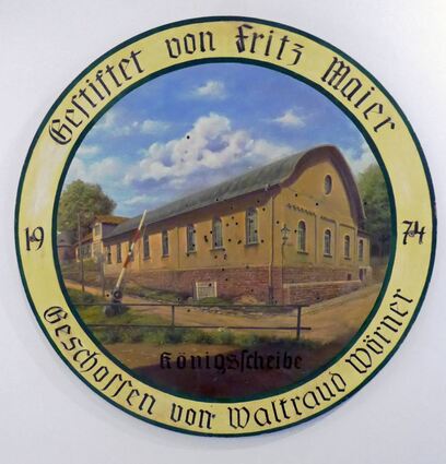 Verschwundene Ansichten, auf Schützenscheiben bewahrt: Lisa Pfündel hat 1974 das Aussehen der Schützenhalle festgehalten. An ihrer Stelle steht heute die Stadthalle (links).