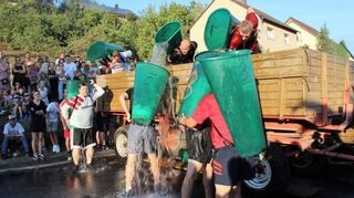 Das Umfüllen war eine Meisterarbeit, besonders für Ungeübte. Dabei ging es über Kopf und Kragen.