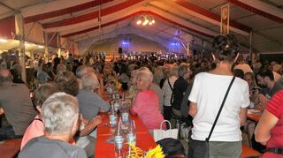 Das Zelt war am Montagabend nochmals brechend voll, als die Trachtenkapelle Unterschüpf unter Marcel König zum Ausklang spielte