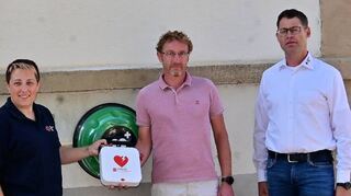 Offizielle Übergabe des neuen Defibrillators in Unterwittighausen durch (von links): Nikola Fell, Leiterin der lokalen Helfer-vor Ort-Einheit, Bürgermeister Markus Wessels und Uwe Rennhofer, stellvertretender Geschäftsführer des DRK-Kreisverbandes Tauberbischofsheim.