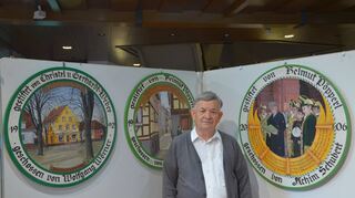 Diese Schützenscheiben, alle von Helmut Pöpperl gemalt, zeigen verschiedene Szenen aus Buchen. Auf der rechten Schützenscheibe hat sich der Künstler auch selbst in seiner Funktion als Amtsbüttel verewigen können. Sie sind Teil der Scheibenausstellung im Foyer des Buchener Rathauses.